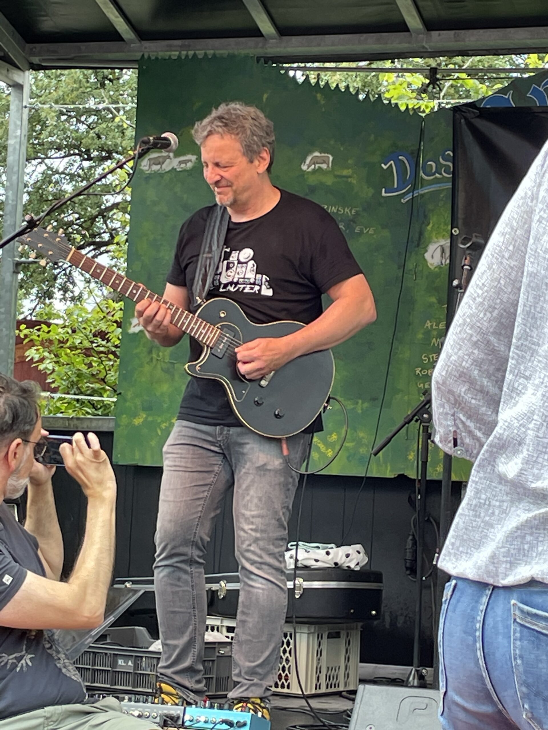 Christian Pauli - kaum zu glauben, was man aus Gitarren in allerlei Farben alles (auch nicht-optisches) herausholen kann.